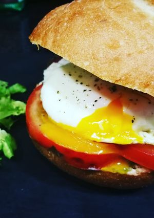 Una foto de Bollo con crema de queso azul, pesto y huevo