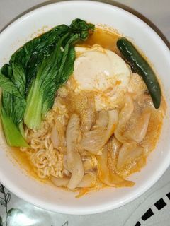 Gambar Mee Segera Kari, Pak Choy dan Cendawan