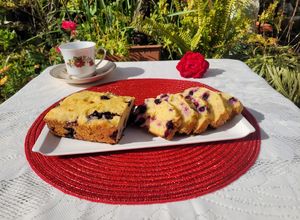 Una foto de Budín de lima y arándanos