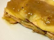 Una foto de milhojas de salmón fresco