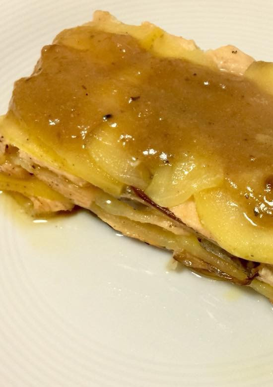 Una foto de Salmón con milhojas de manzana