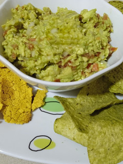 Una foto de Nachos con guacamole