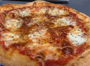 Una foto de pizza con semolin