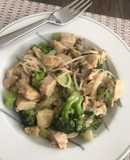 Pechugas de pollo con brócoli y brotes de soya cremoso. #menosde15