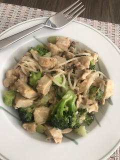 Una foto de Pechugas de pollo con brócoli y brotes de soya cremoso. #menosde15