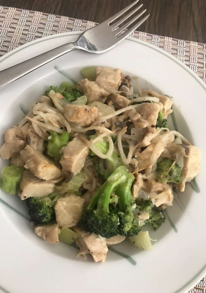 Una foto de Pechugas de pollo con brócoli y brotes de soya cremoso. #menosde15