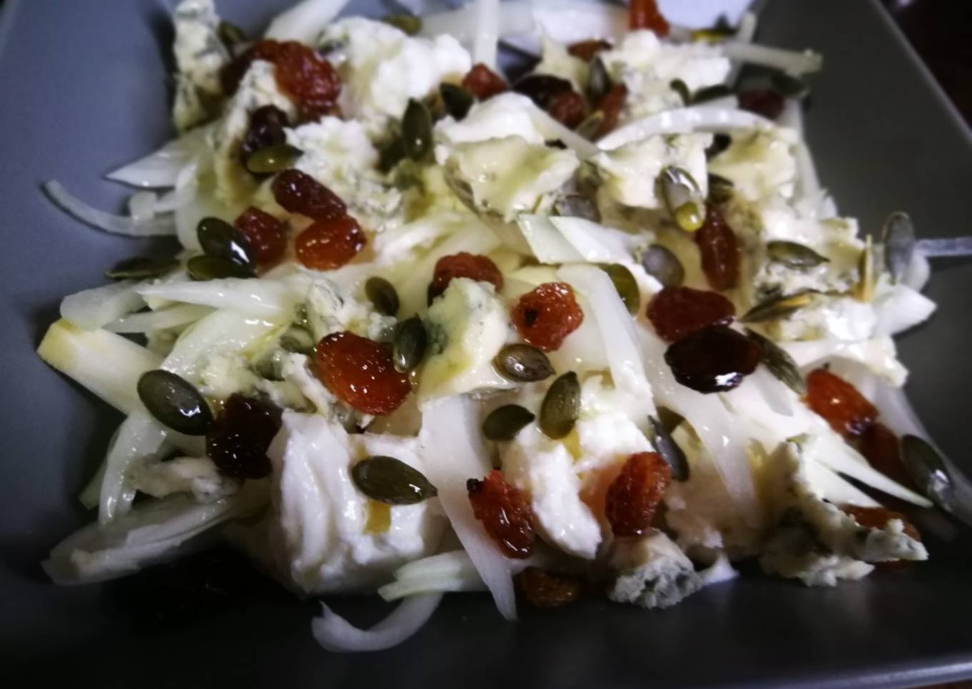 Ensalada de mozzarella, gorgonzola y frutos secos