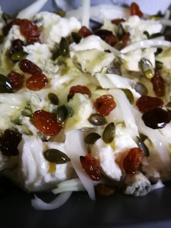 Una foto de Ensalada de mozzarella, gorgonzola y frutos secos