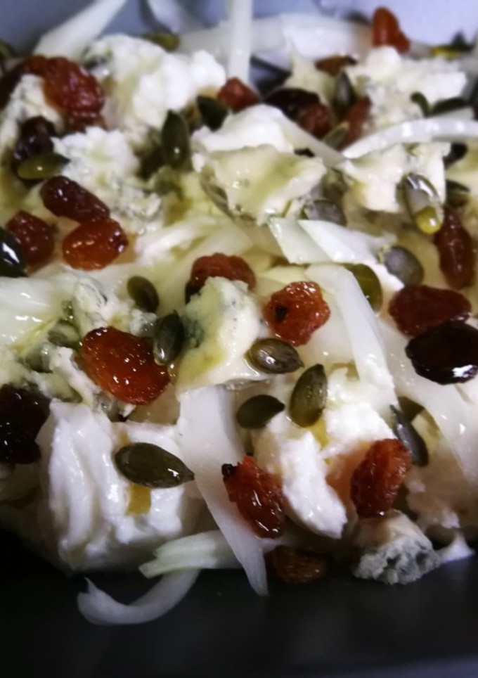 Una foto de Ensalada de mozzarella, gorgonzola y frutos secos