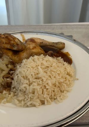 Une photo de Poulet au four avec haricots blancs et riz blanc