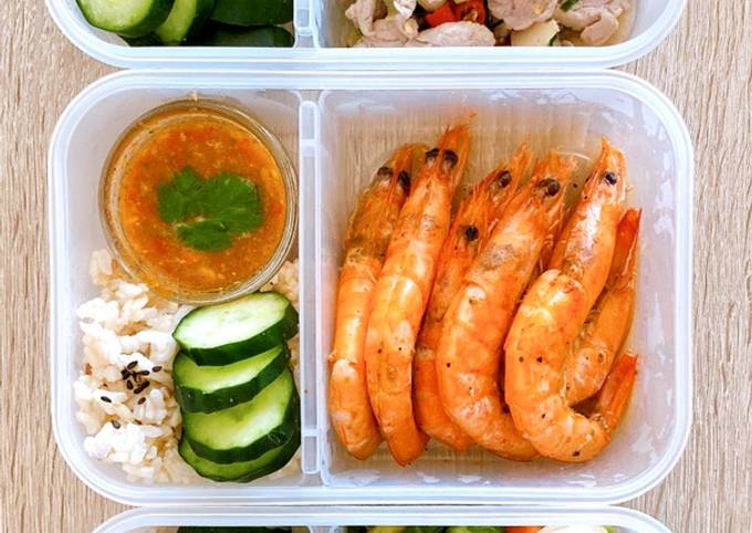 สูตร สูตรเมนูอาหารคลีนลดน้ำหนัก Mealprep กุ้งนึ่งไมโครเวฟน้ำจิ้มซีฟู้ด  หมูคั่วพริกเกลือ กุ้งผัดผักรวม โดย Uclean ยูคลีน สูตรอาหาร ลดน้ำหนัก -  Cookpad