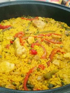 Una foto de Arroz con pollo y verduras