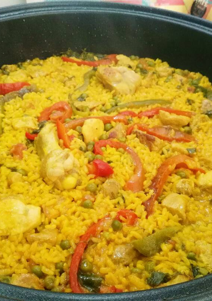 Una foto de Arroz con pollo y verduras
