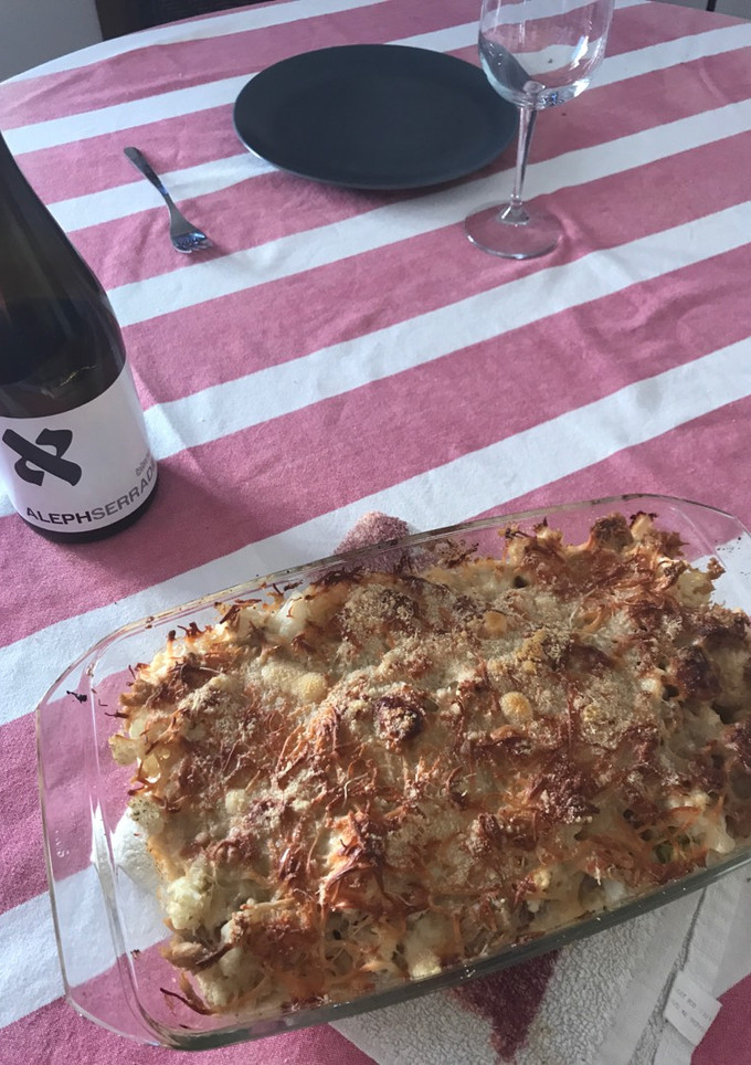 Una foto de Coliflor gratinada estilo nora con atún y salsa de queso anchoa
