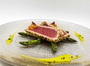 Foto di Tagliata di Tonno con Asparagi e Mostarda