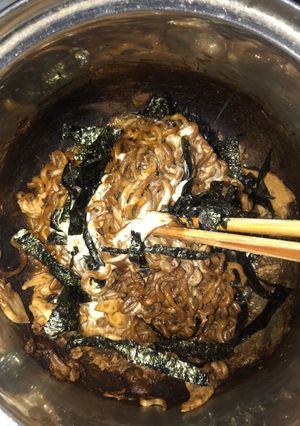 Hình của món Mì tương đen rong biển phômai.