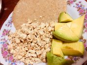Una foto de desayuno con tofu