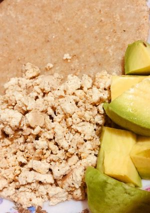 Una foto de Revuelto de tofu y batido frutal con leche de coco 🍓🍌🥥