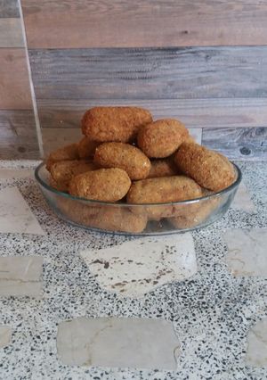 Una foto de Croquetas de jamón y queso con salsa blanca