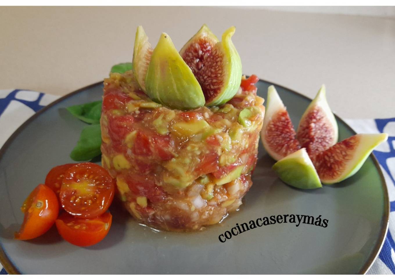 Tartar de higos y langostinos