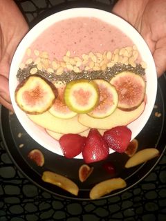 A picture of Pink healthy bowl of smoothie ❤.