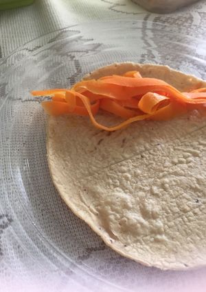 Una foto de Tacos dorados de zanahoria y queso Oaxaca 🥕🧀😋