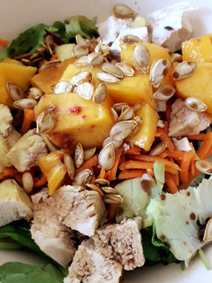 Una foto de Ensalada tropical con durazno