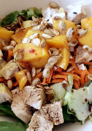 Una foto de Ensalada tropical con durazno