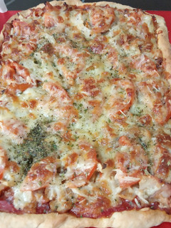 Una foto de Pizza de kebab con salsa de yogurt