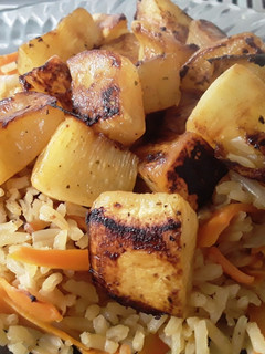 Una foto de Salteado de calabaza blanca con arroz de cebolla...🤨🍚🌰🥕🥒🍙🌰