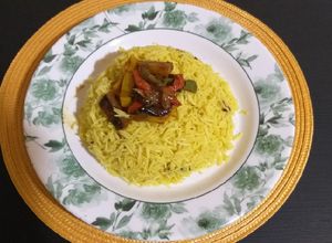 صورة لوصفة رز بالكاري والبصل المحمر والخضار