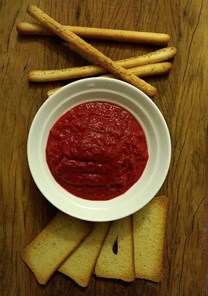 Una foto de Hummus de remolacha