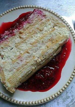 Una foto de Pastel de Limón con Salsa de Frambuesas (sin horno)