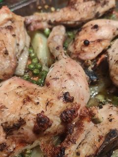 Una foto de Pollo al horno con patatas y verduras