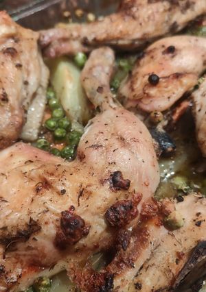 Una foto de Pollo al horno con patatas y verduras