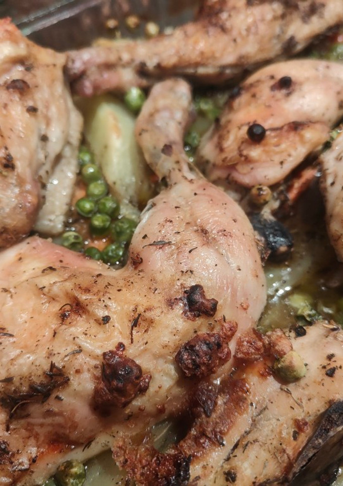 Una foto de Pollo al horno con patatas y verduras