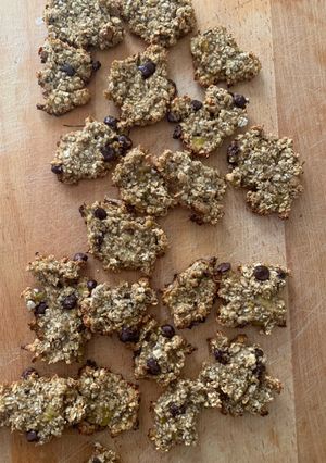 Una foto de Galletas de avena, plátano, nueces y chocolate