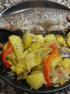 Una foto de Trucha rellena de jamón con guarnición