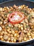 Garbanzos Fritos con Cebolla🧅, Tomate🍅 y Cubos de Pollo🍗