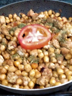 Una foto de Garbanzos Fritos con Cebolla🧅, Tomate🍅 y Cubos de Pollo🍗