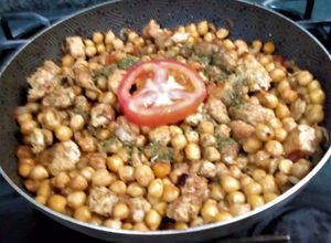 Una foto de Garbanzos Fritos con Cebolla🧅, Tomate🍅 y Cubos de Pollo🍗