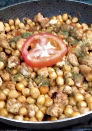 Una foto de Garbanzos Fritos con Cebolla🧅, Tomate🍅 y Cubos de Pollo🍗