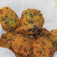 A picture of Lentil and Spinach Vada (Chana dal and palak vada).