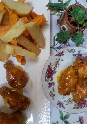Una foto de Alitas de Pollo en salsa de Marucayá y bastones de camopapa🇵🇪