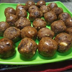 A picture of Dates and dry fruits ladoo.