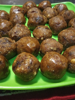 A picture of Dates and dry fruits ladoo.