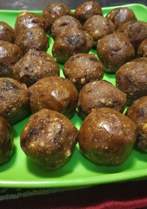 A picture of Dates and dry fruits ladoo.