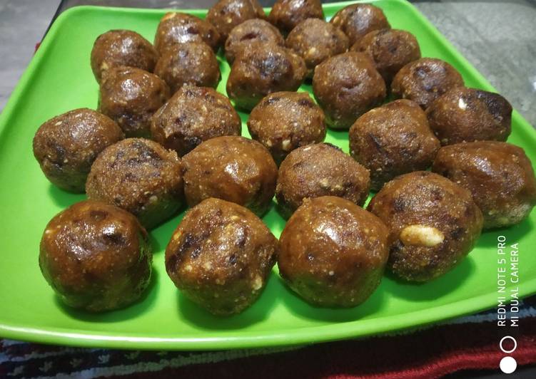 Recipe of Favorite Dates and dry fruits ladoo