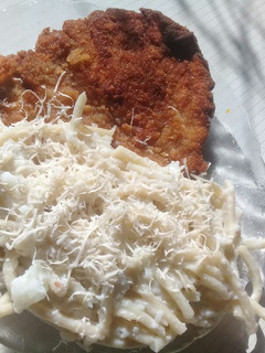Una foto de Milanesa de Pollo con fideos con salsa blanca💕
