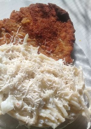 Una foto de Milanesa de Pollo con fideos con salsa blanca💕